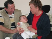 [09-05-2004] Tante Truus en Ome Wiel - zelf ook pas een kleinkindje gekregen
