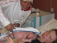 [29-11-2003] In het ziekenhuis knipt mijn pappa de navelstreng door!