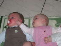 [13-05-2004] Femke geeft een aai aan Janley.