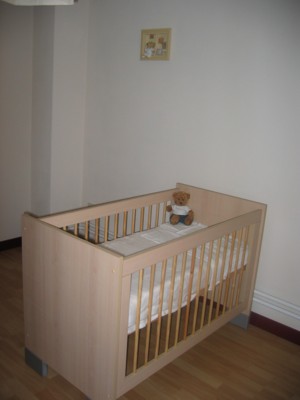 Mijn grote bed, want ik mag eerst in het wiegje slapen bij pappa en mamma op de kamer.